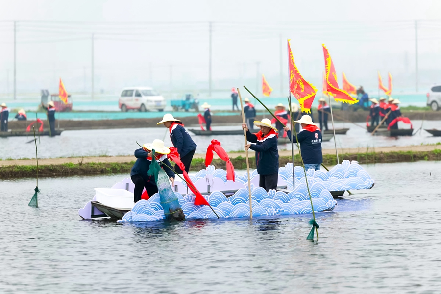 蝦農打撈頭網蝦。盱眙縣委宣傳部供圖