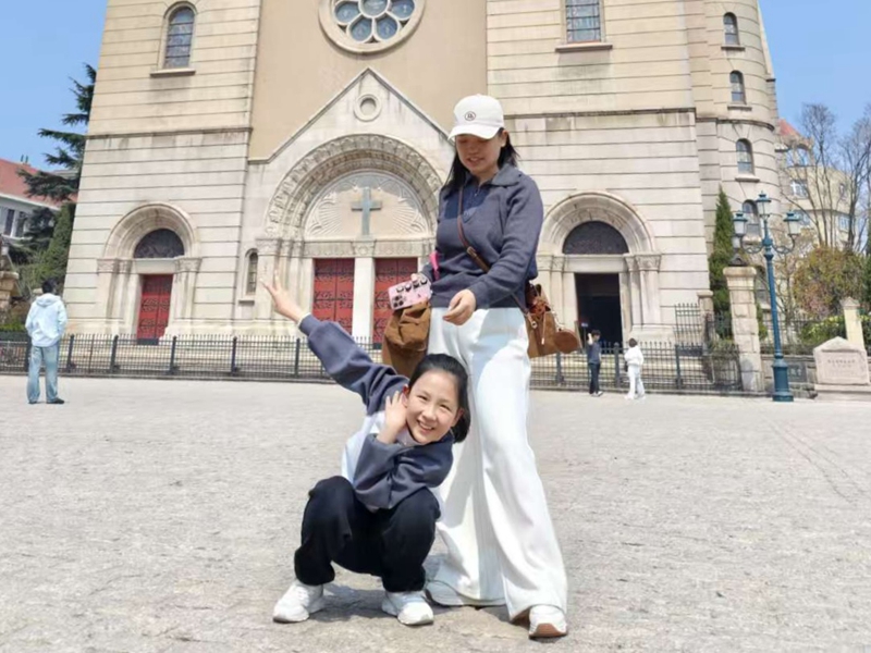 連雲港紅楓葉廣告有限公司員工帶孩子在青島休春假。受訪者供圖