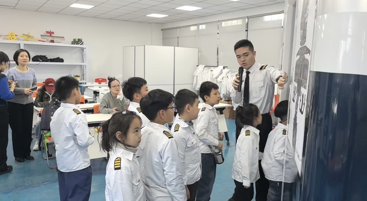 孩子們探秘航母起飛原理。南京市江寧區融媒體中心供圖