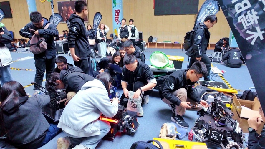 备赛区,选手们在做赛前最后的调试。 江阴市委宣传部供图