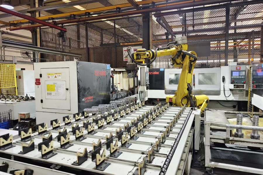 江阴产业园区的智能工厂里,机械臂挥舞。 江阴市委宣传部供图