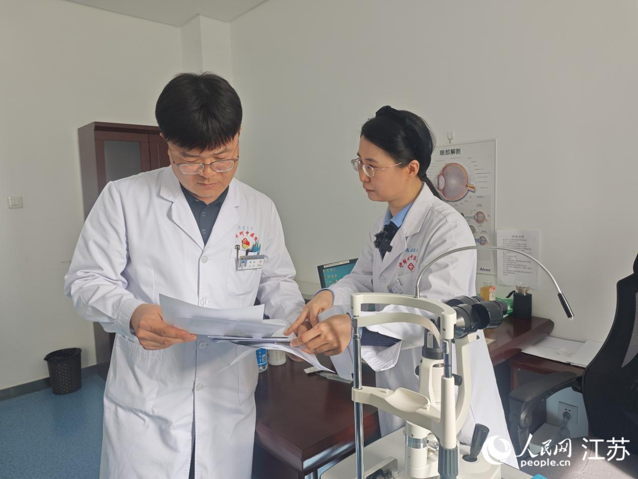 林琳(右)和王庆研讨病例。人民网记者 常雨薇摄