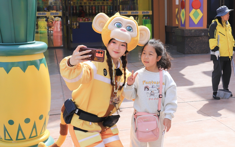 儿童在淮安方特打卡。严启龙摄