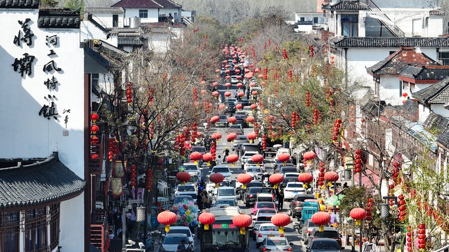 蒋坝镇螺蛳美食旅游季持续升温。左泽瑞摄