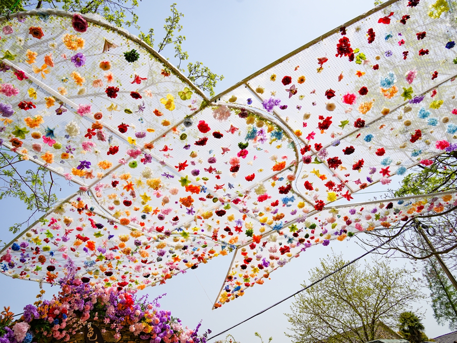 老子山镇龟山古村石屋纸鸢艺术实景展。刘烨摄