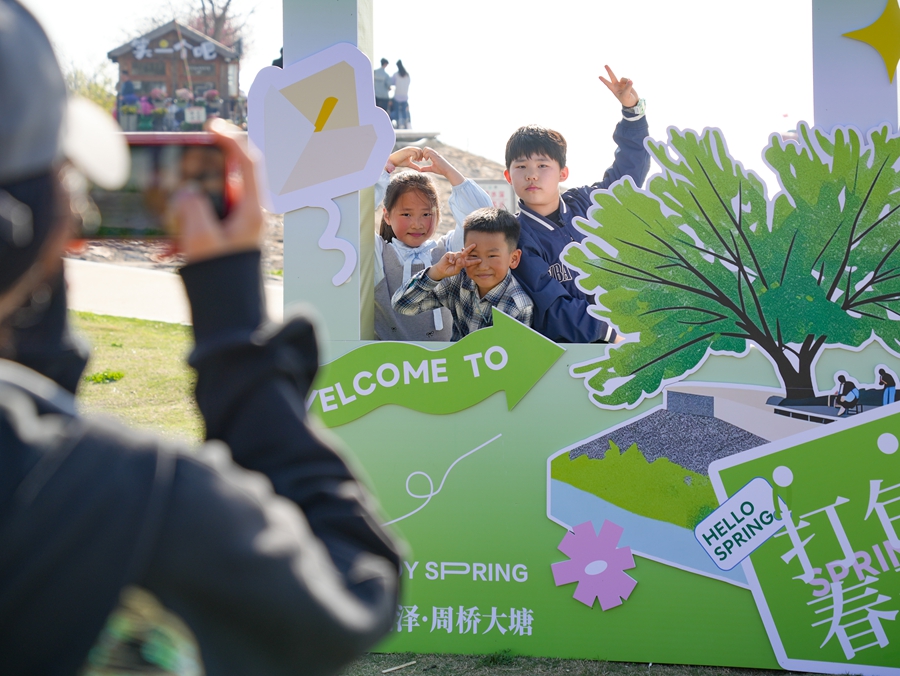 孩子们打卡周桥大塘。刘烨摄