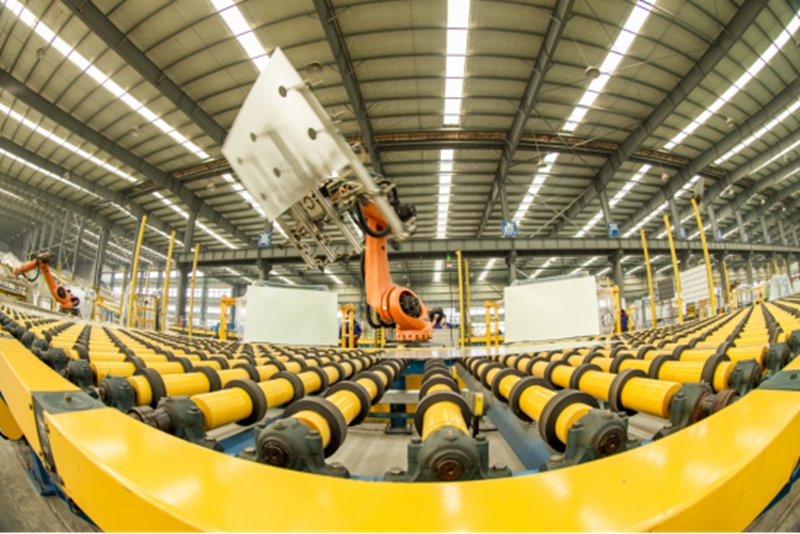 沭阳经济技术开发区的智能工厂里,机械臂正在作业。