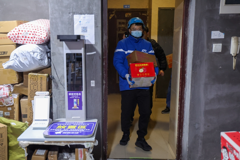 无锡市邮政管理局副局长张亮在“换位跑一次”中体验送快递。受访者供图