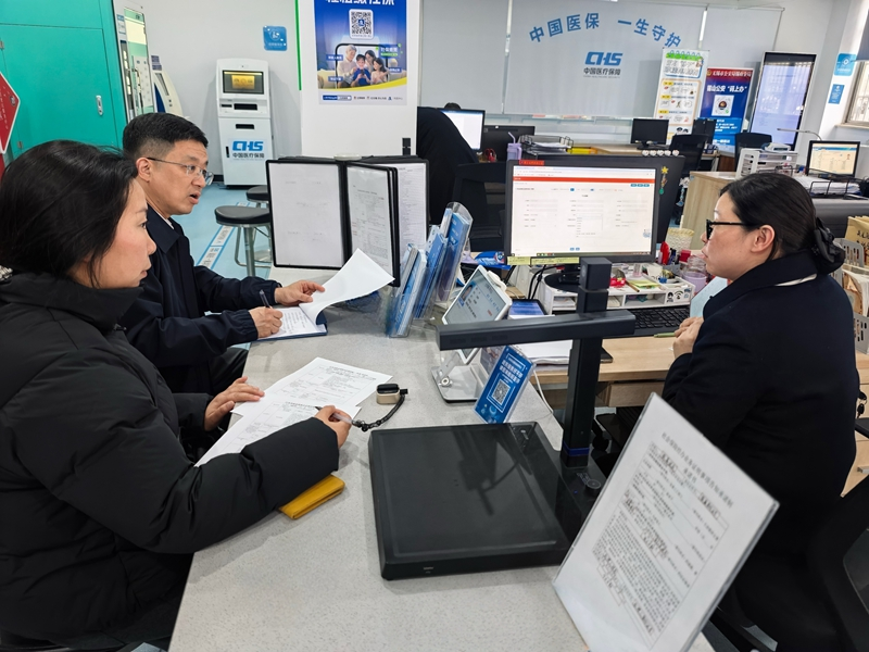 无锡市数据局局长胡逸拿着“问题清单”,陪群众办理业务。受访者供图