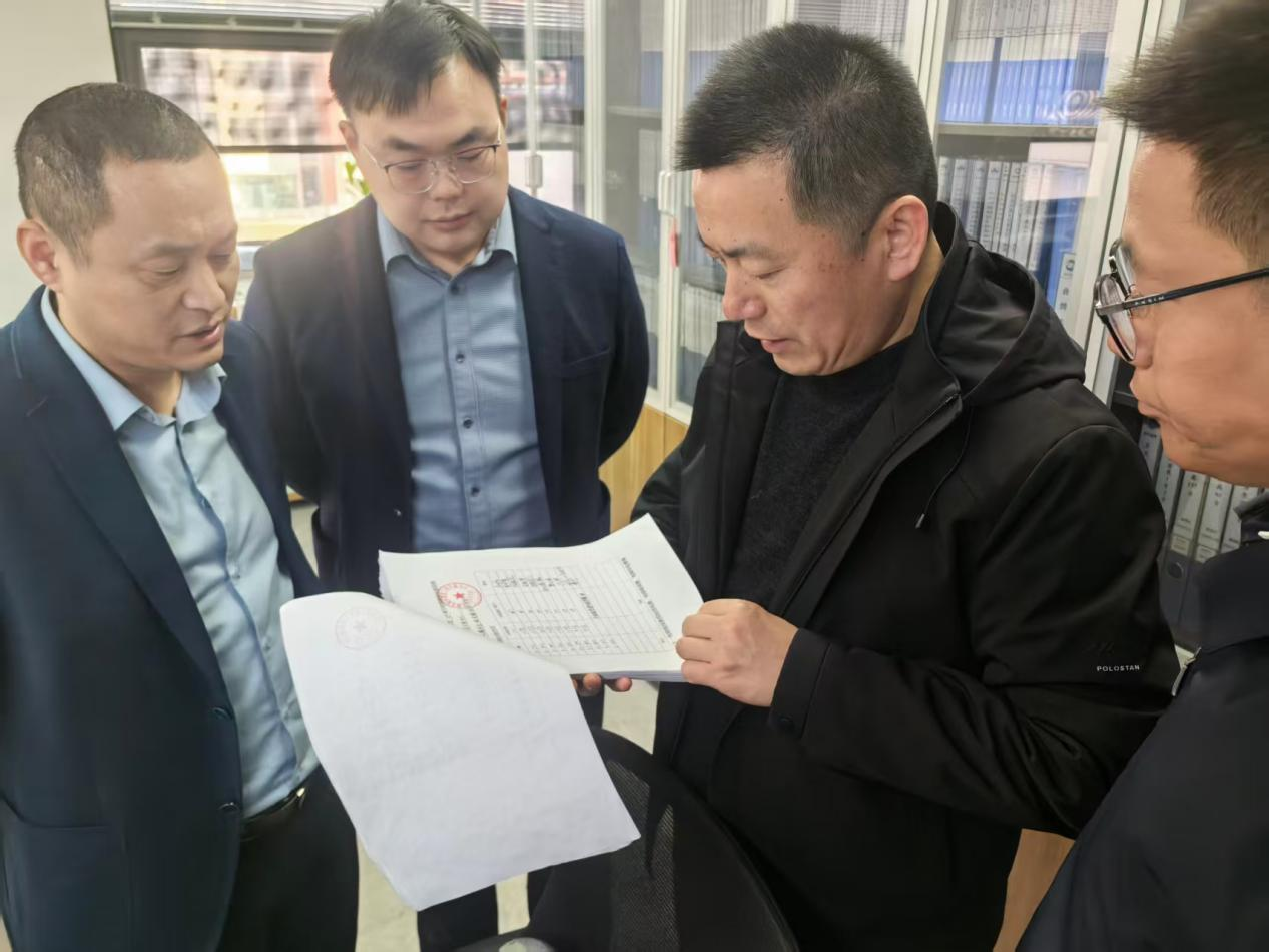 无锡市住建局党委书记、局长陈雪峰调研加装电梯审批流程。无锡市住建局供图