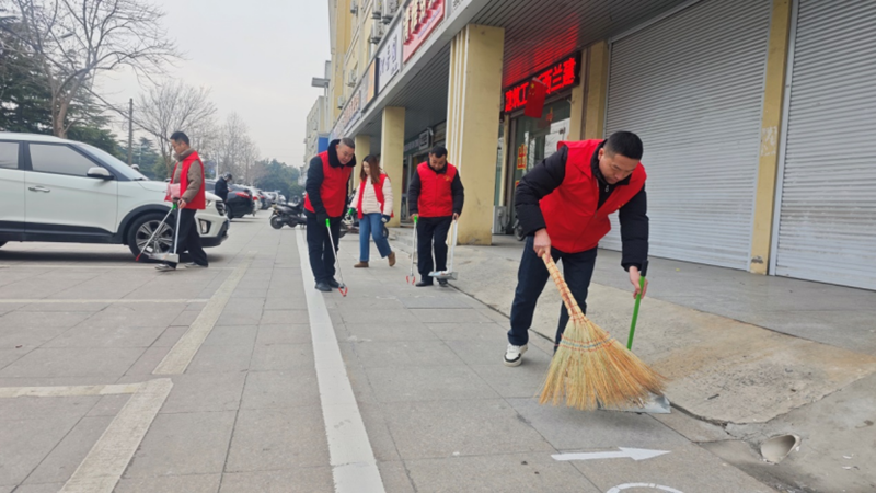 志愿者打扫社区主干道。刘欢摄