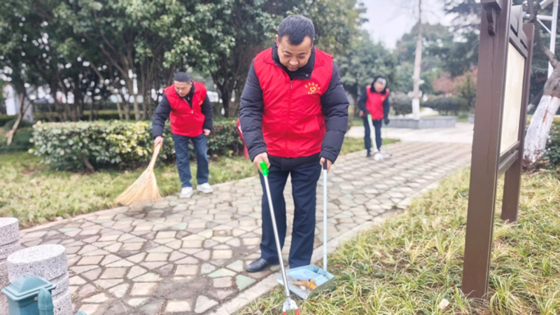 志愿者清理社区主题公园内的垃圾。刘欢摄
