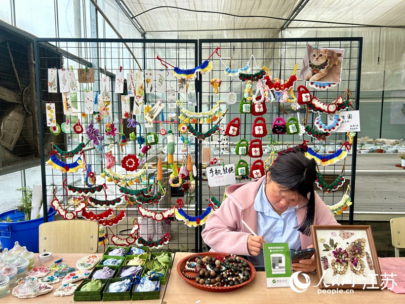 特校学生制作文创产品。人民网记者 王丹丹摄