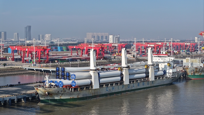一满载重大件船舶在太仓准备离港。太仓海事局供图
