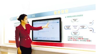 讲解员介绍上海“一网通办”“浦易达”平台的功能。新华社记者 方 喆摄