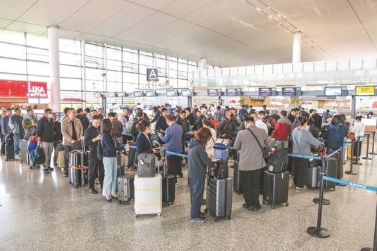 4月11日，旅客在南京禄口国际机场登机口有序登机。 房天翔 摄