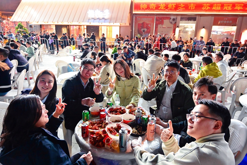 市民在“第二现场”观赛、品尝美食。