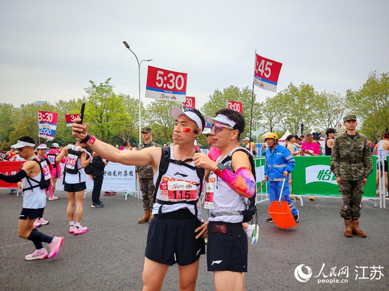 参赛选手在现场拍照“打卡”。人民网 江楠摄