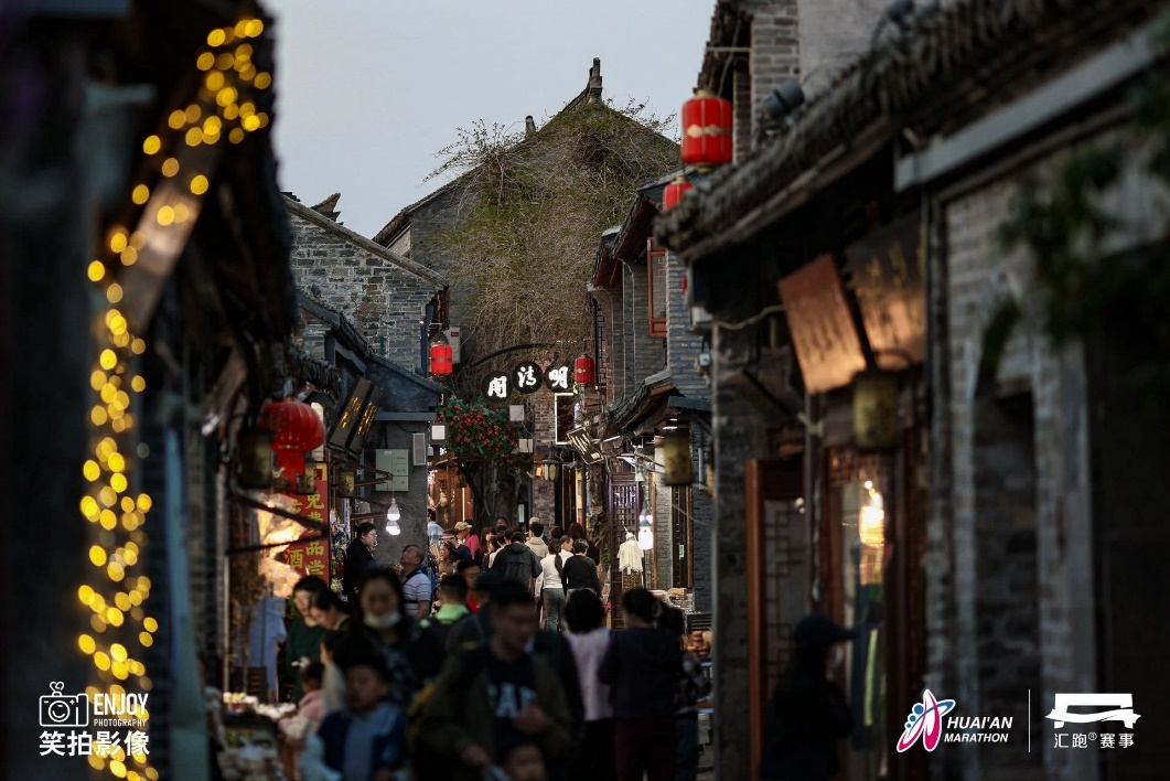 赛后，不少参赛选手来到淮安河下古镇游玩。赛事组委会供图
