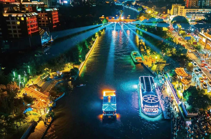 大运扬州古运河行进式游船演艺。扬州市新闻传媒中心供图