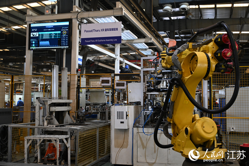 仪征汇众汽车底盘系统有限公司自动化装配线。人民网 李静晔摄