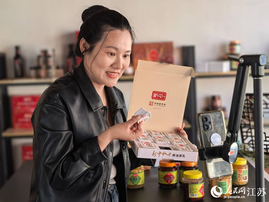“中华老字号”新中牌腐乳直播现场。人民网记者 王继亮摄