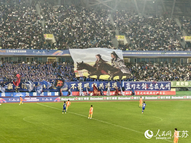 比赛现场挂出的霸王虞姬巨幅海报。人民网记者 王丹丹摄