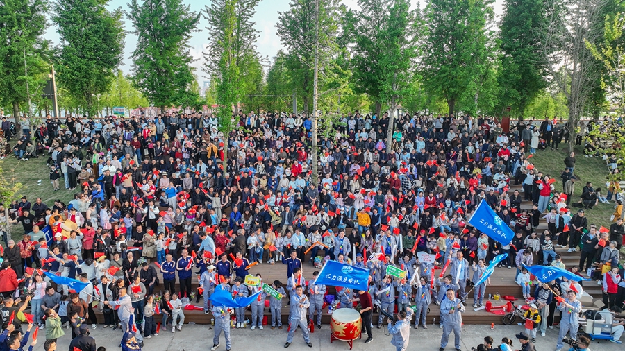 群众现场观赛。靖江市委宣传部供图