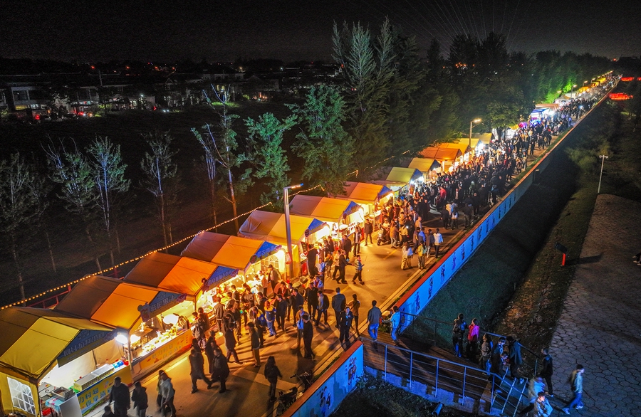 江畔”村超“夜市热闹开市。靖江市委宣传部供图