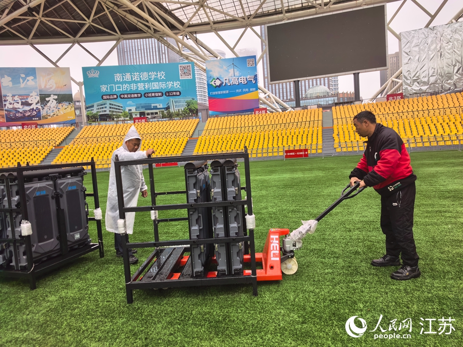 工作人员加紧作业。人民网记者 王继亮摄