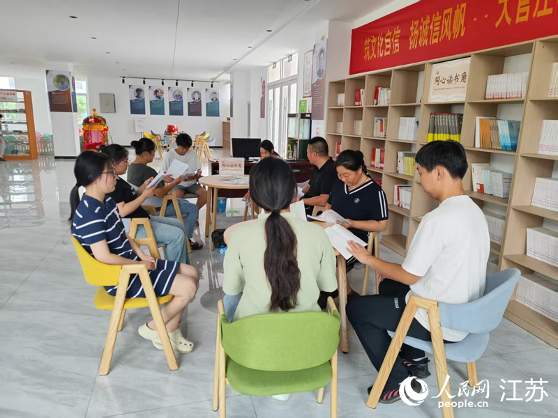 大官庄村文学馆内在举办诗歌交流活动。人民网记者 鞠峰摄