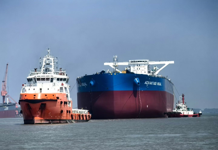 超大型油轮“韩通374”轮完成出坞及拖带作业。镇江海事局供图