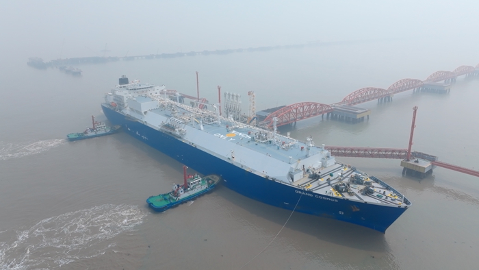 一艘LNG船舶停靠洋口港阳光岛。南通海事局供图
