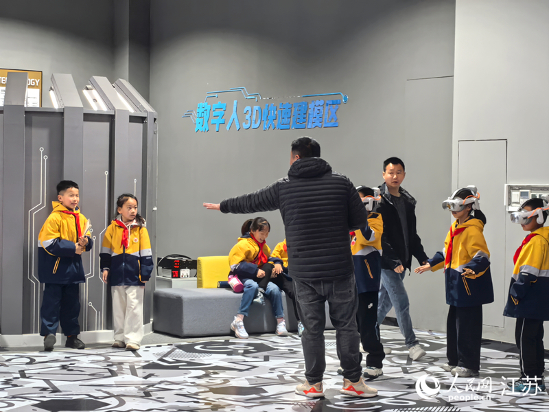 当地小学生在一家OPC公司参观研学。 人民网 崔小倩摄