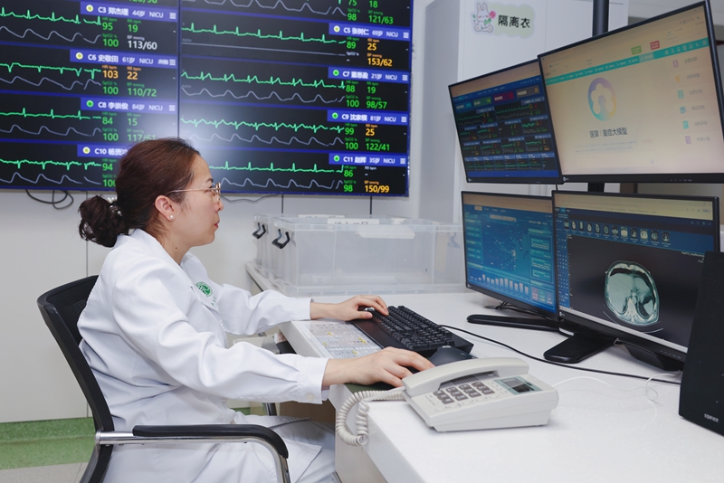 医生正在使用“医擎重症大模型”查阅临床信息。中大医院供图