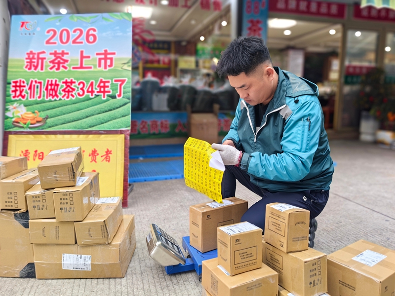 及时上门发货新茶。江苏邮政供图
