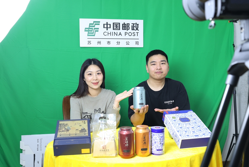 直播间网络销售新茶。江苏邮政供图