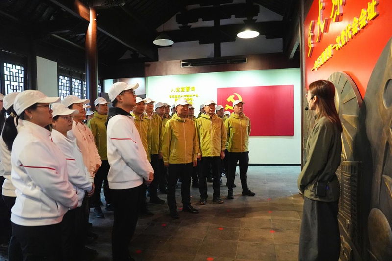 参观中共江阴县第一次党代会会址现场。张猛摄