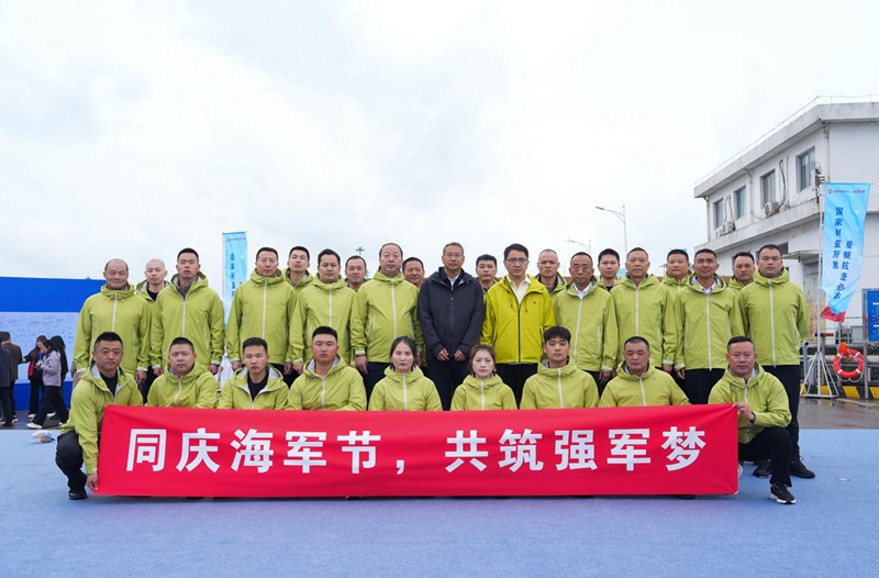  “戎耀心装”团队在泰州海军舰艇文化园合影。张猛摄