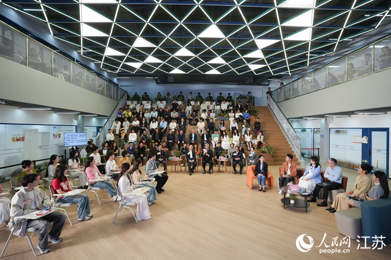 活动现场观察团。人民网记者 余乐摄