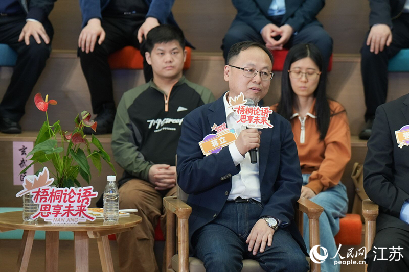 全国人大代表蒋立在活动现场回答同学们提问。人民网记者 余乐摄