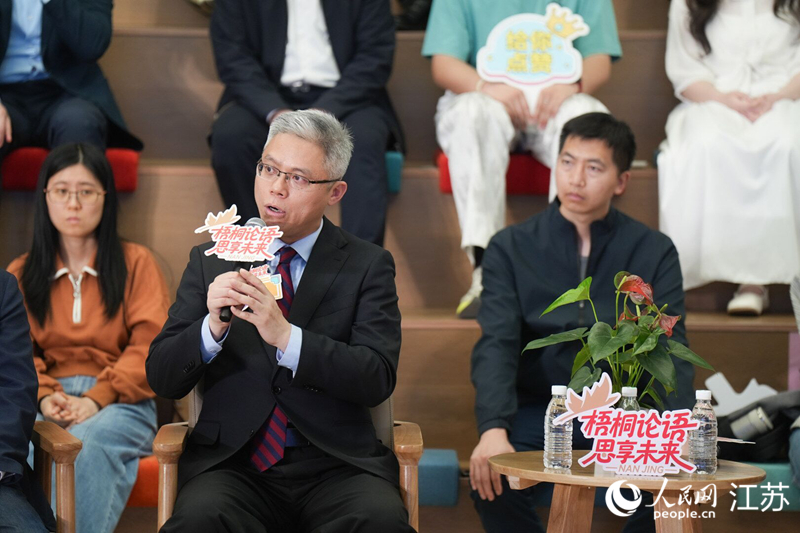 全国人大代表张俊杰在活动现场回答同学们提问。人民网 梁明摄