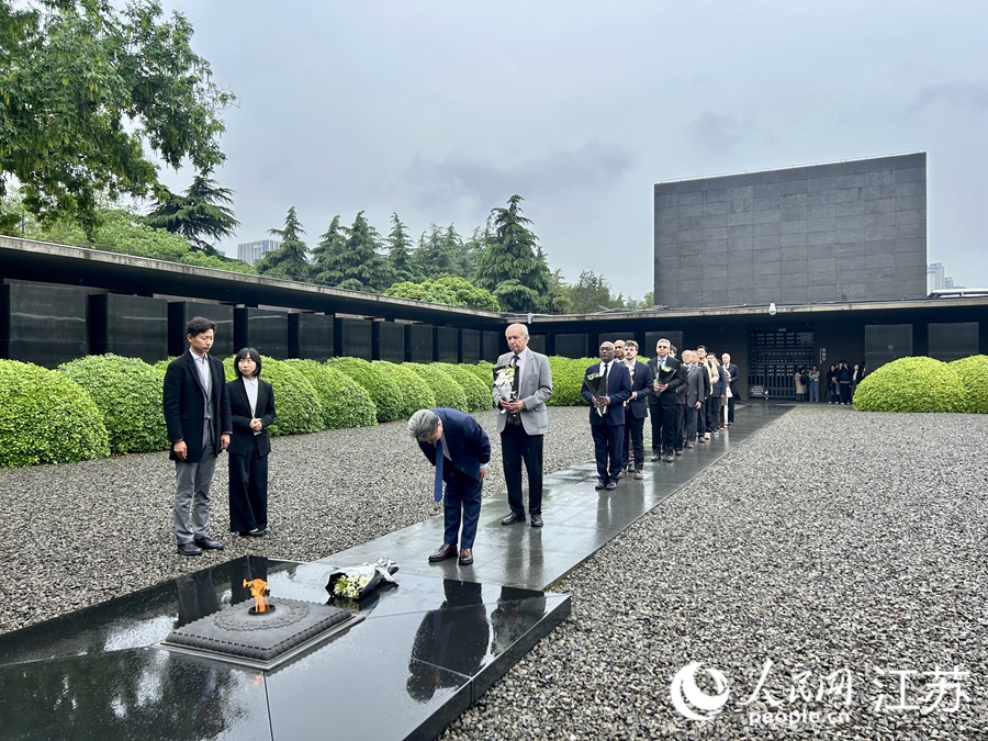 中外嘉宾向南京大屠杀死难者献花。人民网记者 王丹丹摄