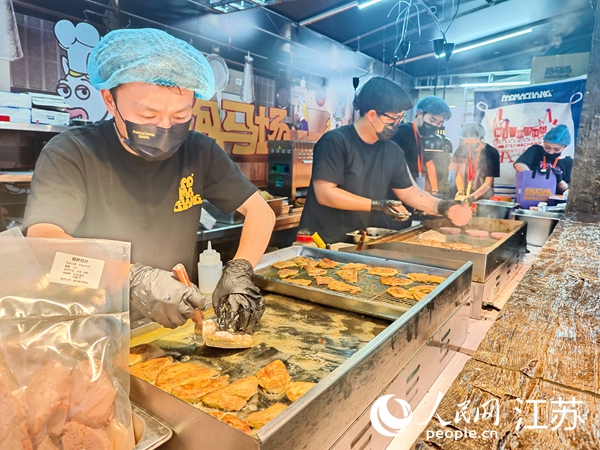 工作人员正在烹饪汉堡。人民网记者 常雨薇摄