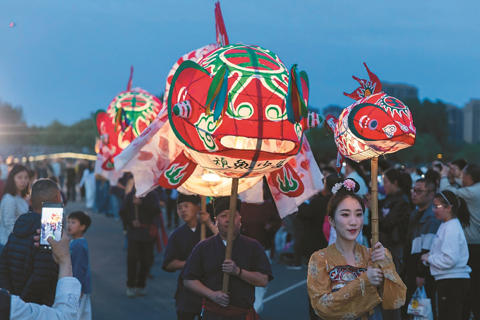 5月1日，“‘一夜魚龍舞 蓮湖星雨落’五一樂活季”活動在南京市雨花台區古雄街道蓮花湖公園舉行，市民在家門口便可享受假日休閑。 吳貴龍 蔣文超 攝