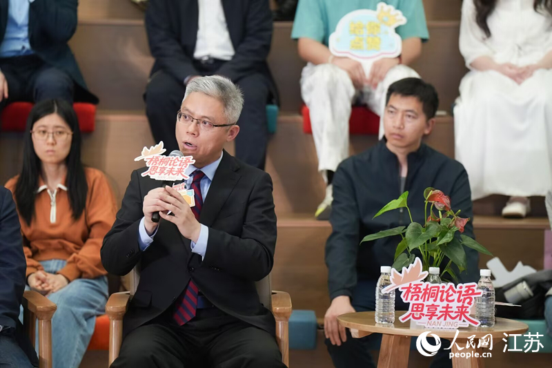 全国人大代表张俊杰在活动现场回答同学们提问。人民网记者 梁明摄