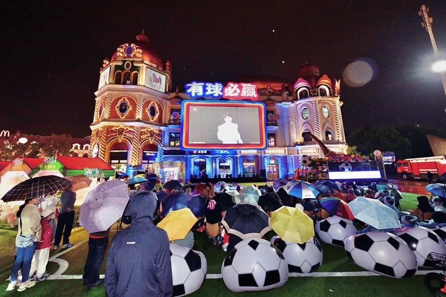 常州中华恐龙园露天广场，市民游客在“第二现场”观看新赛季“苏超”开幕式。景区供图