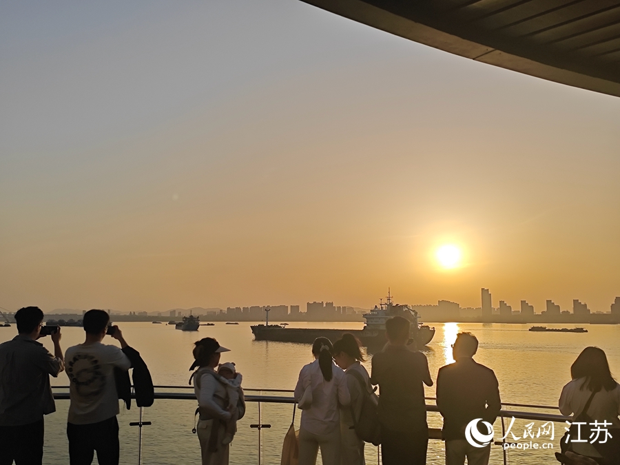 南京“长江之恋”号游轮上，市民游客观赏江景。人民网 李欣阳摄