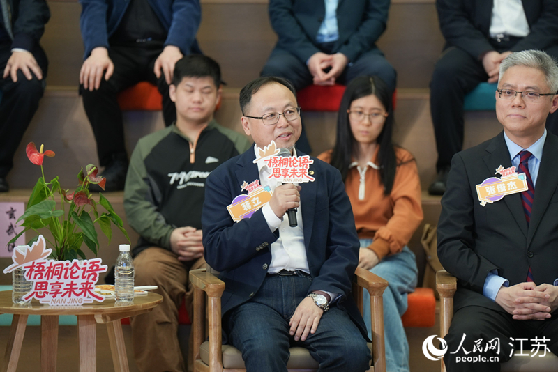 全国人大代表蒋立在活动现场回答同学们提问。人民网记者 梁明摄