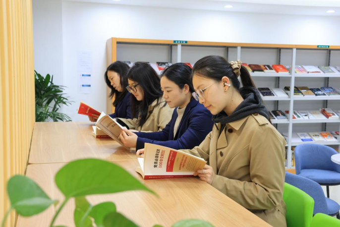青年干部在“廉政读书角”读书学习。窦雨舟摄